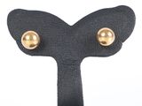 boucles d'oreilles en cuir noir et plaqué or sur un crochet sur fond blanc