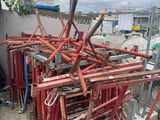 un tas de tuyaux rouges sur un chantier