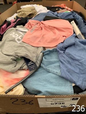une boîte en carton remplie de vêtements qui se trouvent dans un magasin
