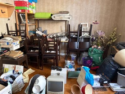 un salon encombré, avec beaucoup de désordre par terre
