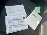 plein de papiers, encore et encore, sur le siège d'une voiture