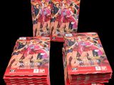cinq paquets de figurines « One Piece » sont empilés les uns sur les autres