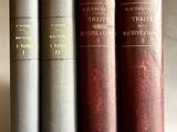trois vieux livres sont alignés sur une table