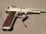 un pistolet posé sur le sol avec une étiquette