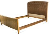 un lit en bois avec une tête et un pied de lit marron