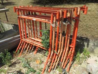 un tas de tuyaux orange posés par terre