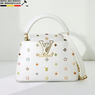 un sac Louis Vu blanc orné d'étoiles multicolores