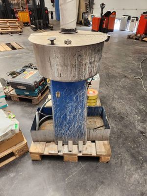 une machine posée sur une palette dans un entrepôt