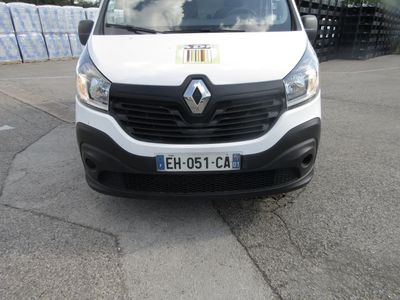 la photo d'une camionnette blanche garée sur un parking