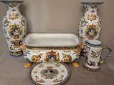 trois vases, un bol et une assiette posés sur une table