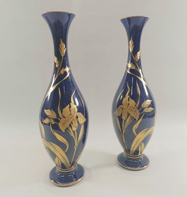 Paire de vase fuseau en porcelaine "bleu de Tours" Marque au…