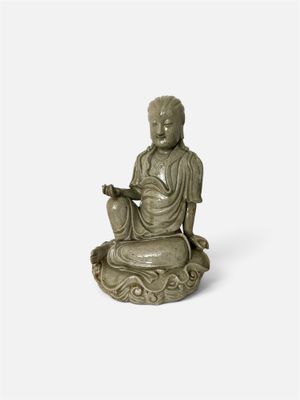 une image représentant une statue d'une personne assise sur un lotus
