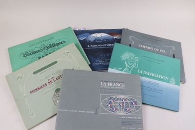 plusieurs livres sont empilés sur une table