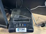 un ordinateur portable posé sur un bureau à côté d'un moniteur