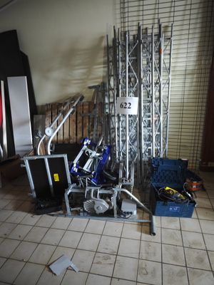 une photo d'une pièce où il y a beaucoup de matériel par terre