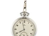 une montre de poche en argent à laquelle est suspendue une chaîne sur le côté