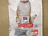 un chat assis sur un sac de nourriture