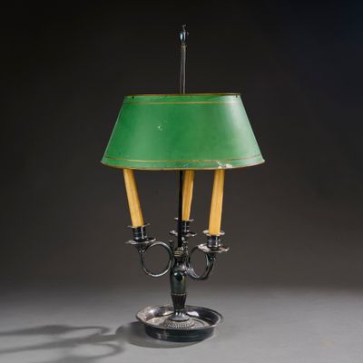 Lampe de bouillotte en métal argenté ciselé à trois lumières…