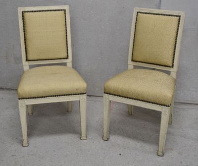 Paire de chaises en bois laqué beige, les pieds antérieurs à…