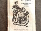 un vieux livre avec la photo d'un homme à moto