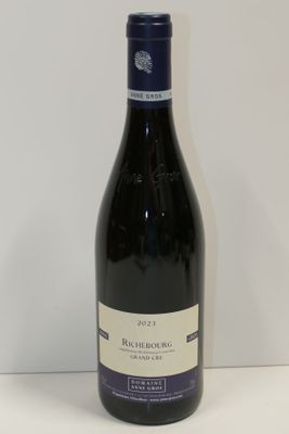 la bouteille de vin est posée sur la table à côté du mur