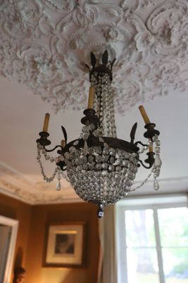 un lustre suspendu au plafond d'une pièce