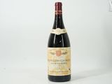 une bouteille de vin posée sur une table