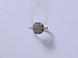 gros plan d'une bague en diamant sur une surface blanche