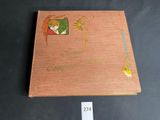 un vieux livre sur lequel figure l'image d'une femme et d'un oiseau