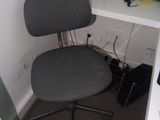 un bureau sur lequel se trouvent une chaise et un téléphone