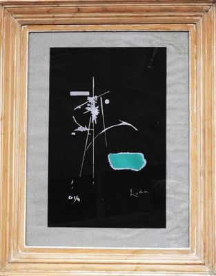 une image représentant un tableau accroché à un mur, sur fond noir