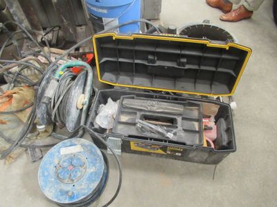 une boîte à outils avec des outils sur le sol