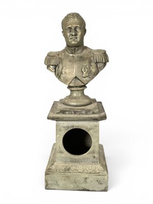 statue représentant le buste d'un homme sur un socle, sur fond blanc
