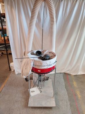 une machine posée sur un support dans une pièce