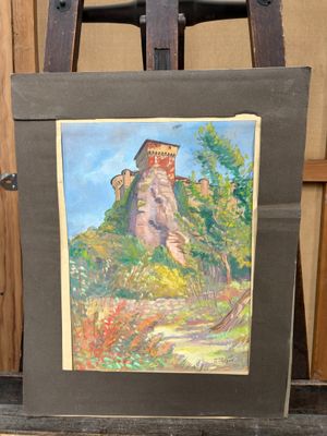 une peinture à l'huile représentant un château, posée sur un chevalet devant un mur en bois