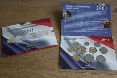 deux cartes représentant un drapeau et quelques pièces de monnaie