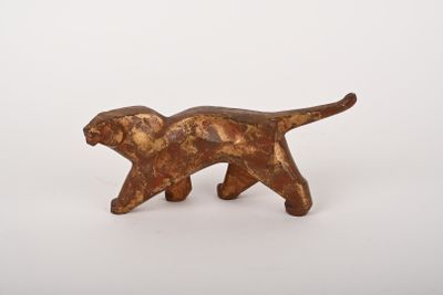 figurine en bois représentant un chat sur fond blanc