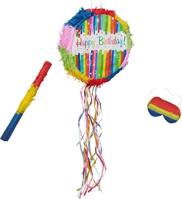 une piñata avec un message « Joyeux anniversaire » et une batte