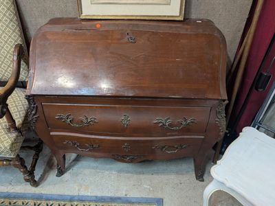 un petit bureau avec une chaise et un tableau accroché au mur