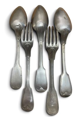 six cuillères en argent et une fourchette posées sur un plateau blanc