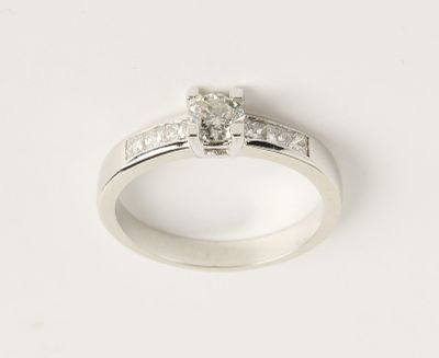 une photo d'une bague en diamant sur fond blanc