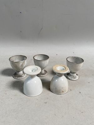 cinq tasses et une soucoupe posées sur une table