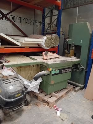 une machine posée sur une table dans une pièce