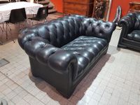 Mobilier de salon type "Chesterfield" en cuir noir capitonné… (photo 5)