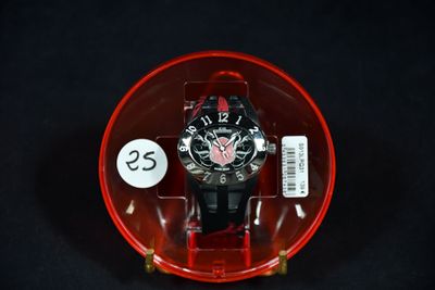 une montre dans un écrin rouge posée sur un fond noir