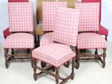quatre chaises à carreaux rouges et blancs avec des repose-pieds assortis