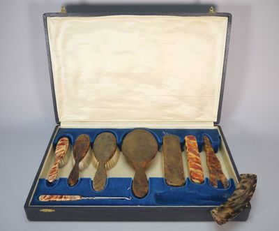 Partie de nécessaire de toilette dépareillé en corne compren…