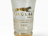 une image représentant un verre à shot orné d'un cheval