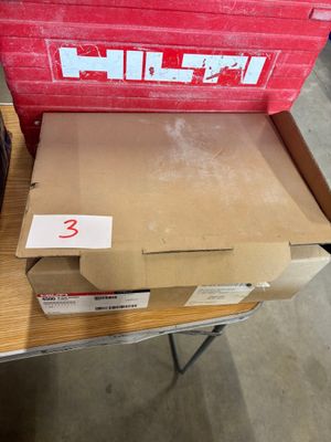 une boîte rouge posée sur une table