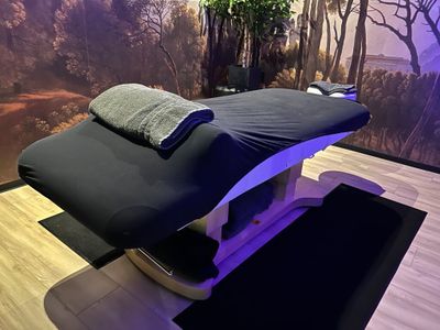 une table de massage dans une pièce avec un arbre en arrière-plan